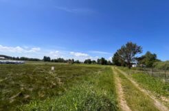 Teren o powierzchni 1365m2 położony w Karwi – 1,5km od morza